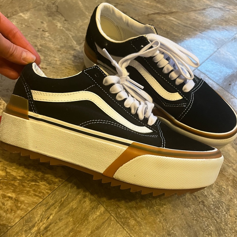 MINT PLATFORM VANS! black and white! Size 8!